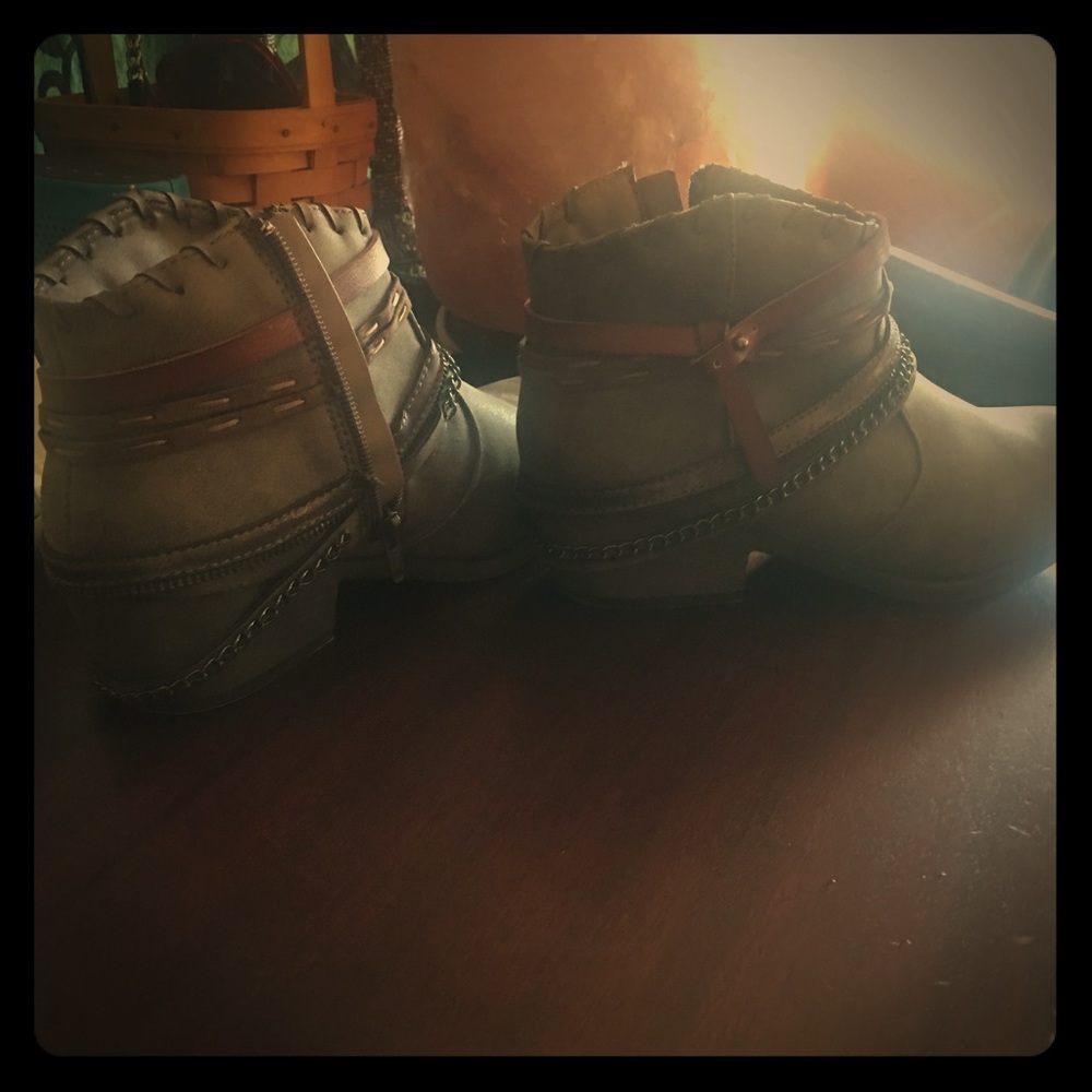 Size 9 worn once ankle boots Maurice’s